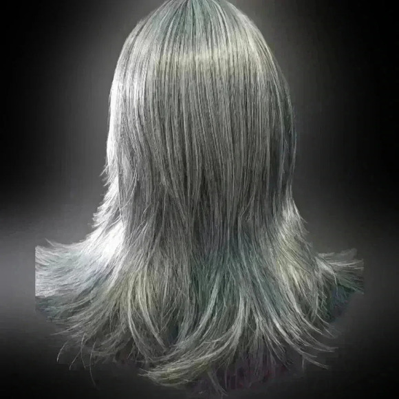 22in Long Wavy Synthetic wig. - Picture 3 of 3